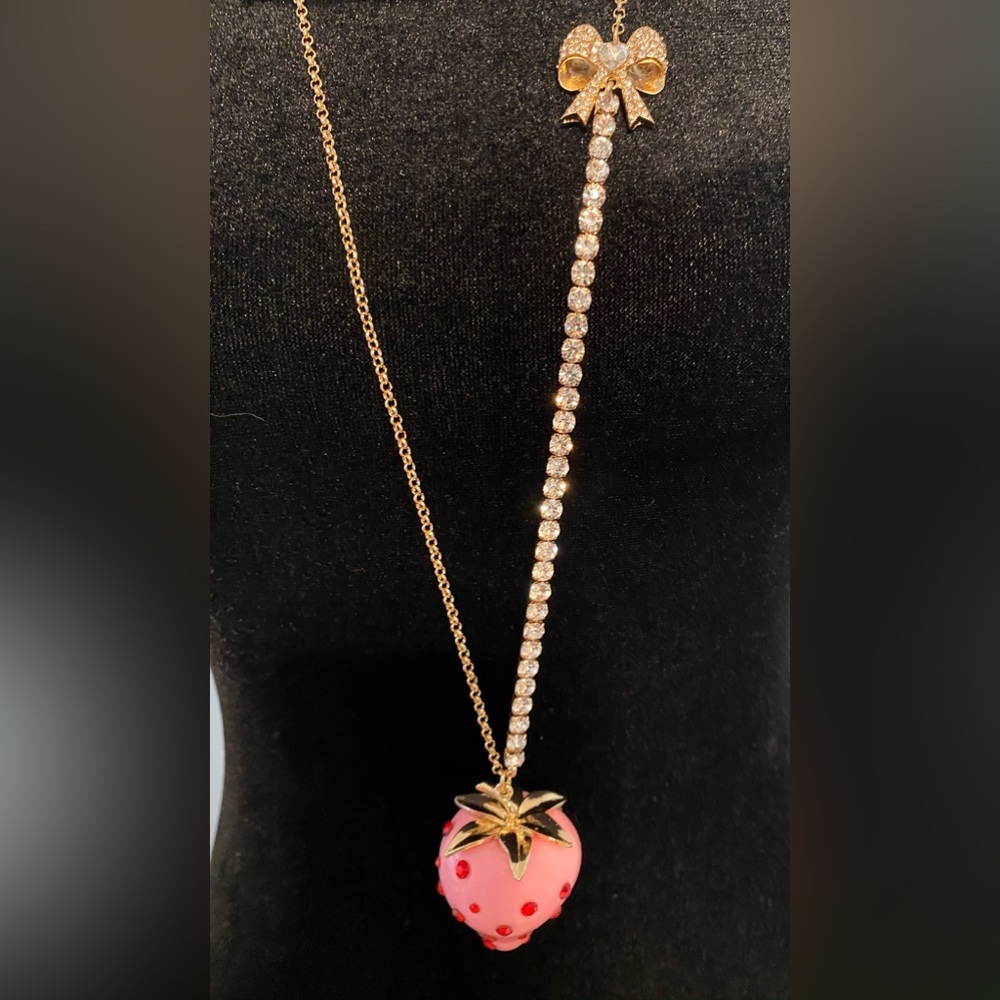 Betsey Johnson “New”  Pink Strawberry Pendent Necklace - Picture 7 of 9